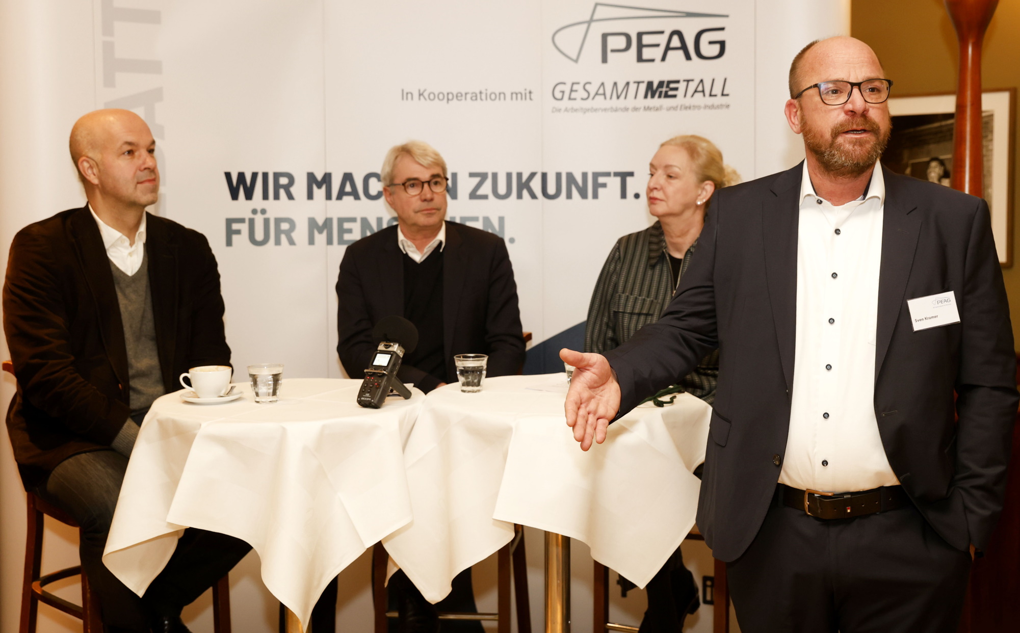 von links: Marcel Fratzscher, Professor und Präsident des Deutschen Instituts für Wirtschaftsforschung (DIW Berlin), FDP-Bundestagsabgeordneter Carl-Julius Cronenberg, Mitglied im Ausschuss für Arbeit und Soziales, Moderatorin Ute Welty und Sven Kramer, Sprecher der Geschäftsführung der PEAG Holding GmbH