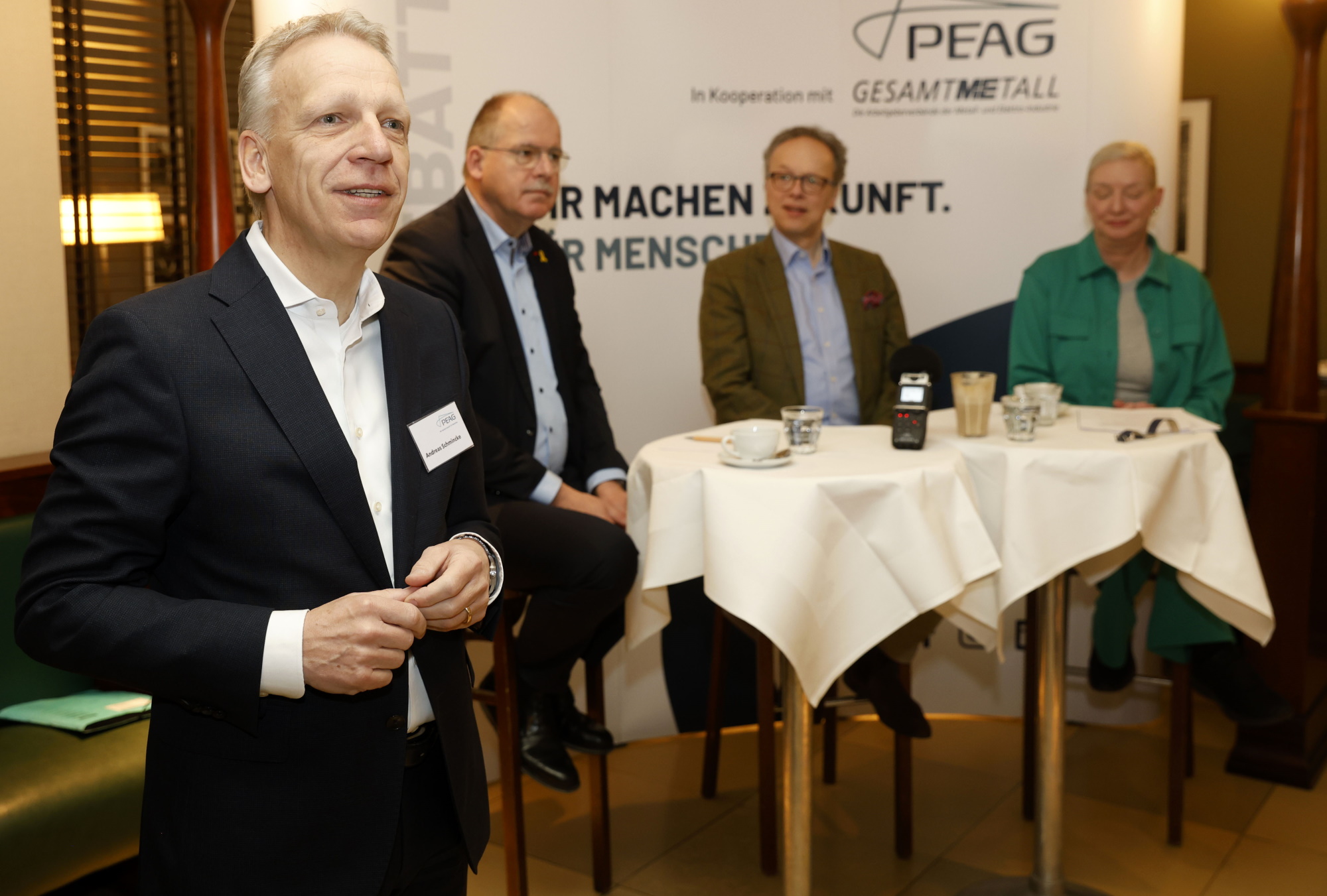 von links: Andreas Schmincke, Geschäftsführer der PEAG Holding GmbH, Stefan Körzell, Mitglied des Geschäftsführenden DGB-Bundesvorstandes, Albrecht von der Hagen, Hauptgeschäftsführer und Mitglied des Bundesvorstands von Die Familienunternehmer e.V., und Moderatorin Ute Welty