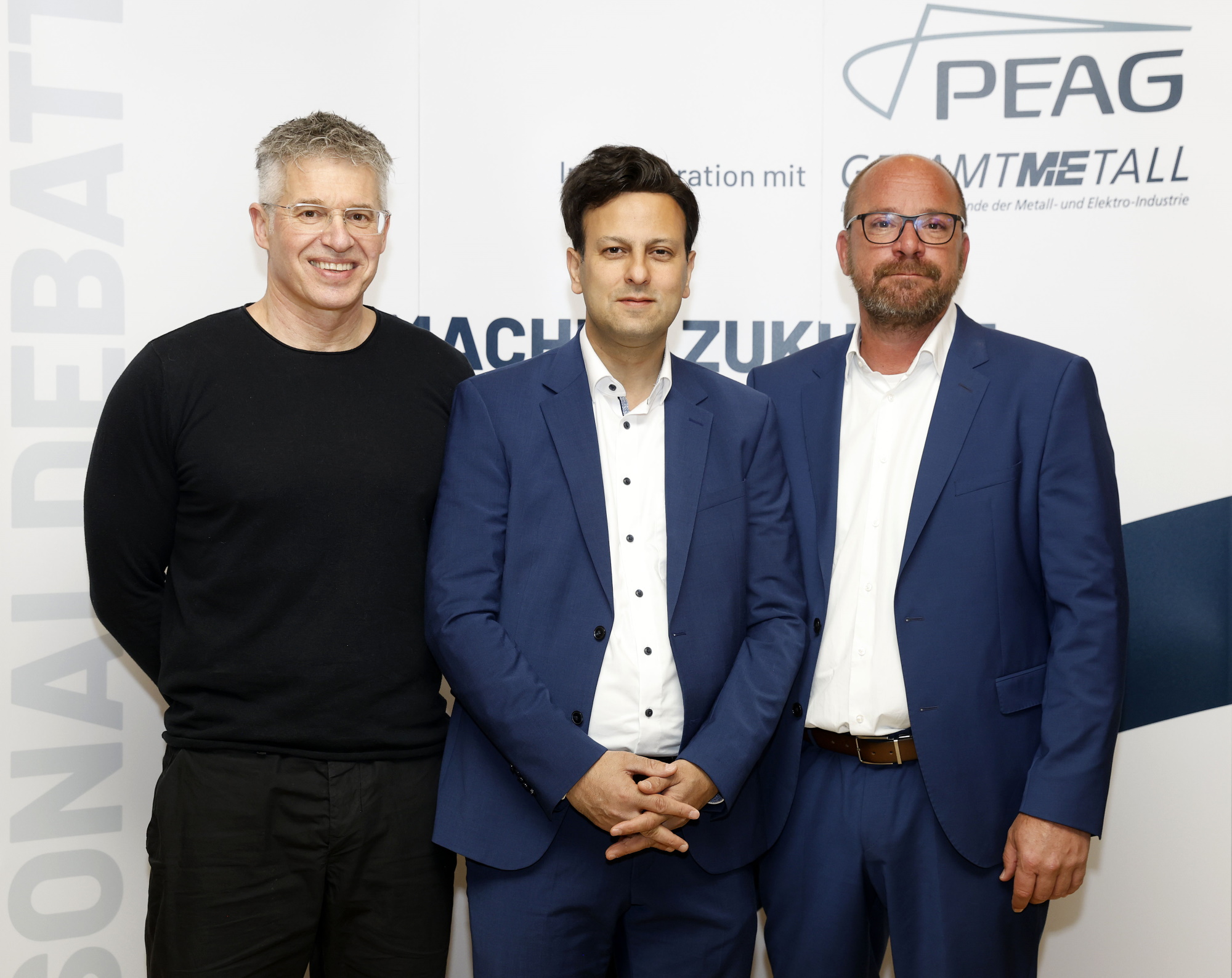 von links: Dr. Bernhard Rohleder, Hauptgeschäftsführer des Verbandes Bitkom, Parsa Marvi, SPD-Bundestagsabgeordneter und Mitglied im Ausschuss für Digitalisierung und Staatsmodernisierung, und Sven Kramer, Sprecher der Geschäftsführung der PEAG Holding GmbH