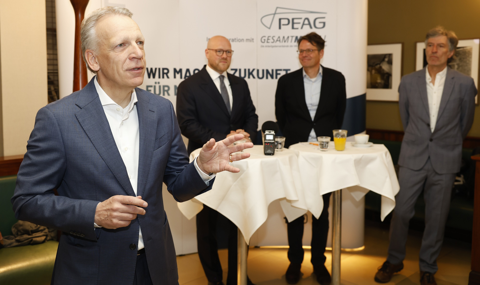 von links: Andreas Schmincke, Geschäftsführer der PEAG Holding GmbH, Jens Peick, für die SPD im Bundestag und dort Mitglied in den Ausschüssen für Arbeit und Soziales sowie Wirtschaft und Energie, Dr. Knut Bergmann, Leiter Kommunikation des Instituts der deutschen Wirtschaft (IW), und Moderator Gerhard Schröder