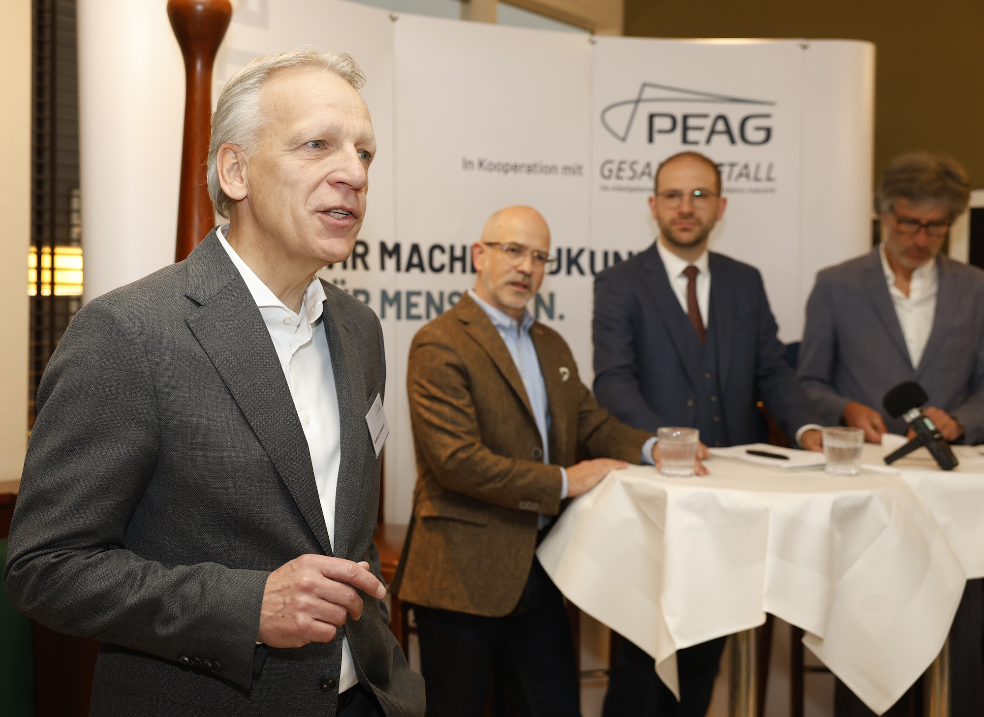 von links: Andreas Schmincke, Geschäftsführer der PEAG Holding GmbH, Prof. Dr. Claus Vormann, Professor für Human Resource Management an der FH Dortmund, Prof. Dr. Stephan Seiwerth, Inhaber des Lehrstuhls für Bürgerliches Recht, Arbeitsrecht und Sozialrecht an der Martin‑Luther‑Universität Halle‑Wittenberg, und Moderator Gerhard Schröder
