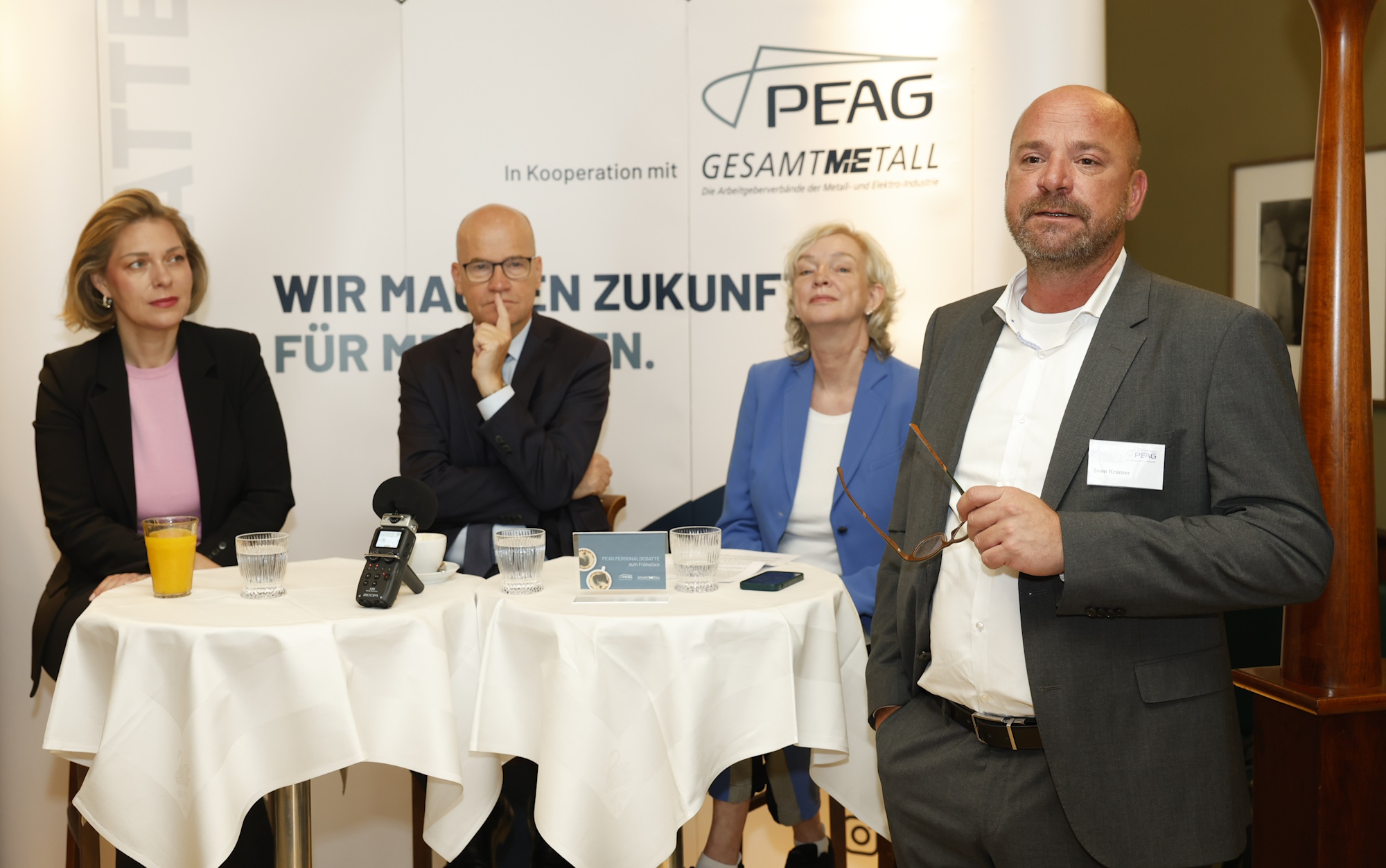 von links: Dr. Helena Melnikov, Hauptgeschäftsführerin der Deutschen Industrie- und Handelskammer (DIHK), und Ralph Brinkhaus, für die CDU im Bundestag und dort Sprecher und Vorsitzender der AG Digitales und Staatsmodernisierung, Moderatorin Ute Welty und Sven Kramer, Sprecher der Geschäftsführung der PEAG Holding GmbH