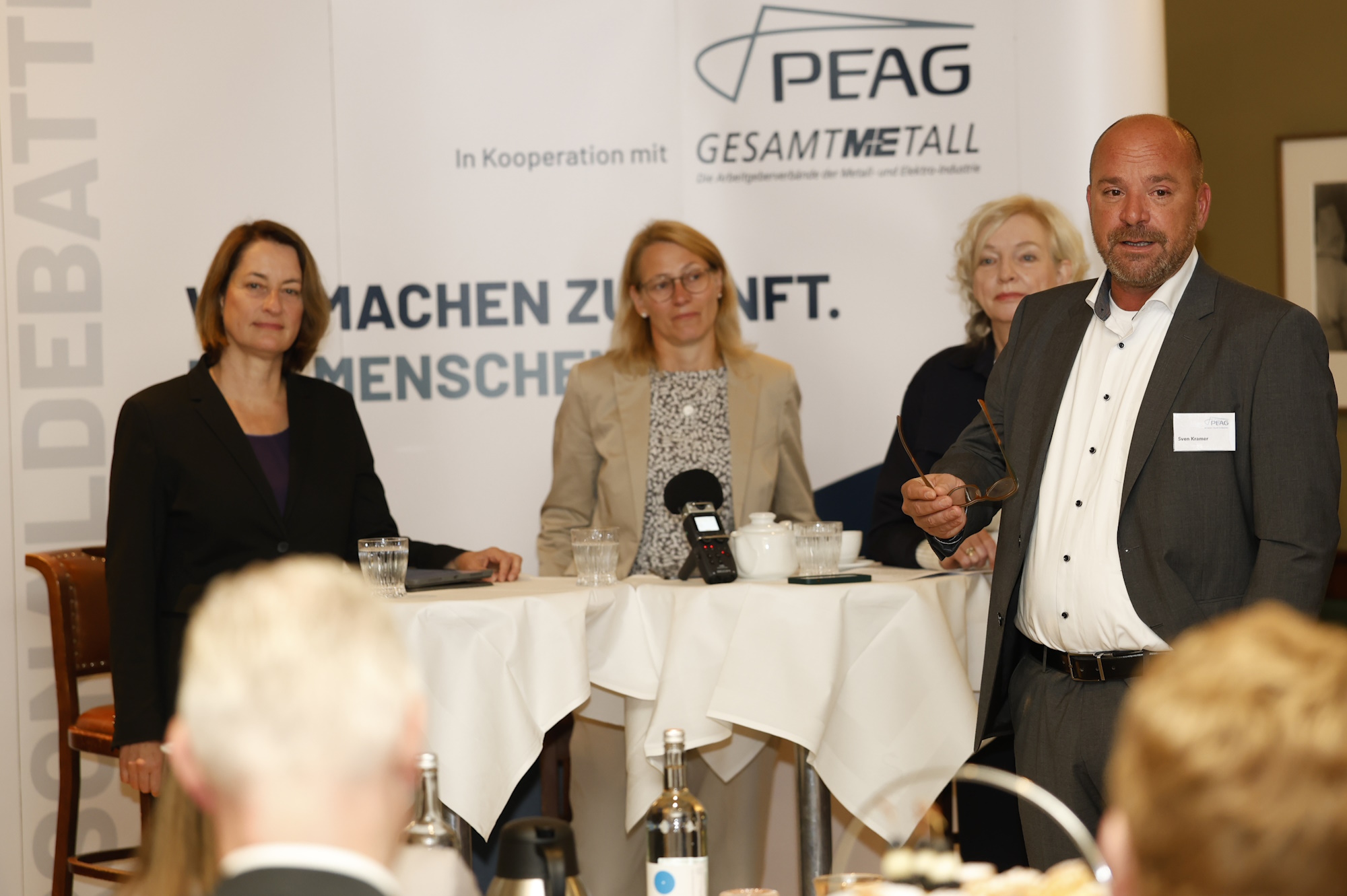 von links: Leonie Gebers, Staatssekretärin im Bundesministerium für Arbeit und Soziales (BMAS), Prof. Dr. Silke Anger, Leiterin des Forschungsbereiches Bildung, Qualifizierung und Erwerbsverläufe am Institut für Arbeitsmarkt- und Berufsforschung (IAB), Moderatorin Ute Welty und Sven Kramer, Sprecher der Geschäftsführung der PEAG Holding GmbH