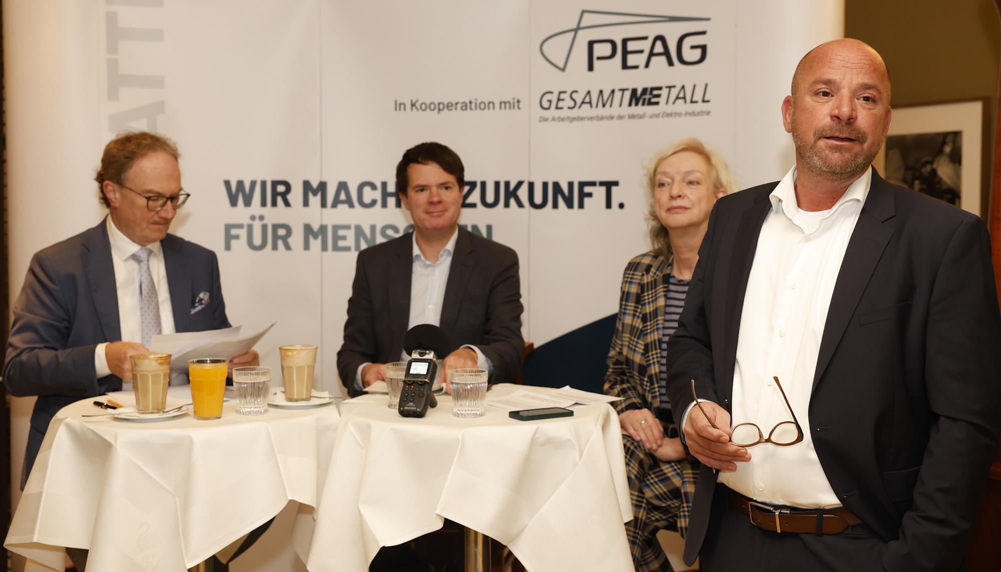von links: Prof. Dr. Dr. h.c. Lars P. Feld, Professor an der Albert-Ludwigs-Universität Freiburg, Direktor des Walter Eucken Instituts und ehemaliger Wirtschaftsweiser, Björn Böhning, Staatssekretär im Bundesfinanzministerium, Moderatorin Ute Welty und Sven Kramer, Sprecher der Geschäftsführung der PEAG Holding GmbH
