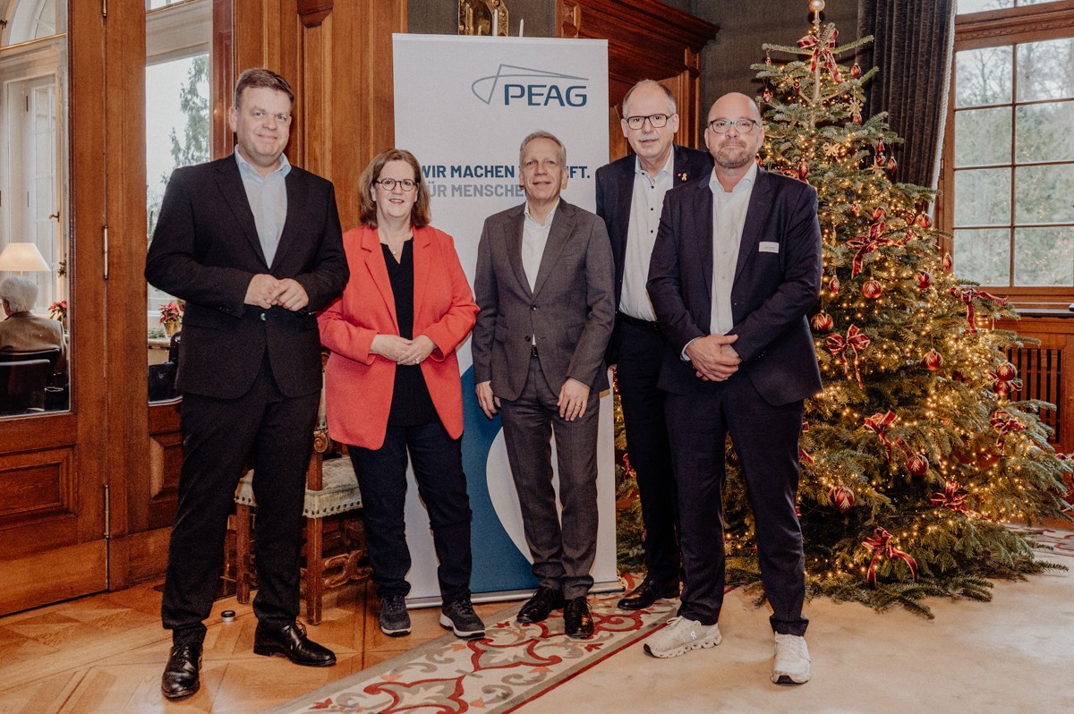 (von links): Matthias Heidmeier, Staatssekretär im Ministerium für Arbeit, Gesundheit und Soziales Nordrhein-Westfalen, Kerstin Griese, Staatssekretärin im Bundesministerium für Arbeit und Soziales, PEAG-Geschäftsführer Andreas Schmincke, Stefan Körzell, Mitglied des Bundesvorstandes des Deutschen Gewerkschaftsbundes, und PEAG-Geschäftsführer Sven Kramer.