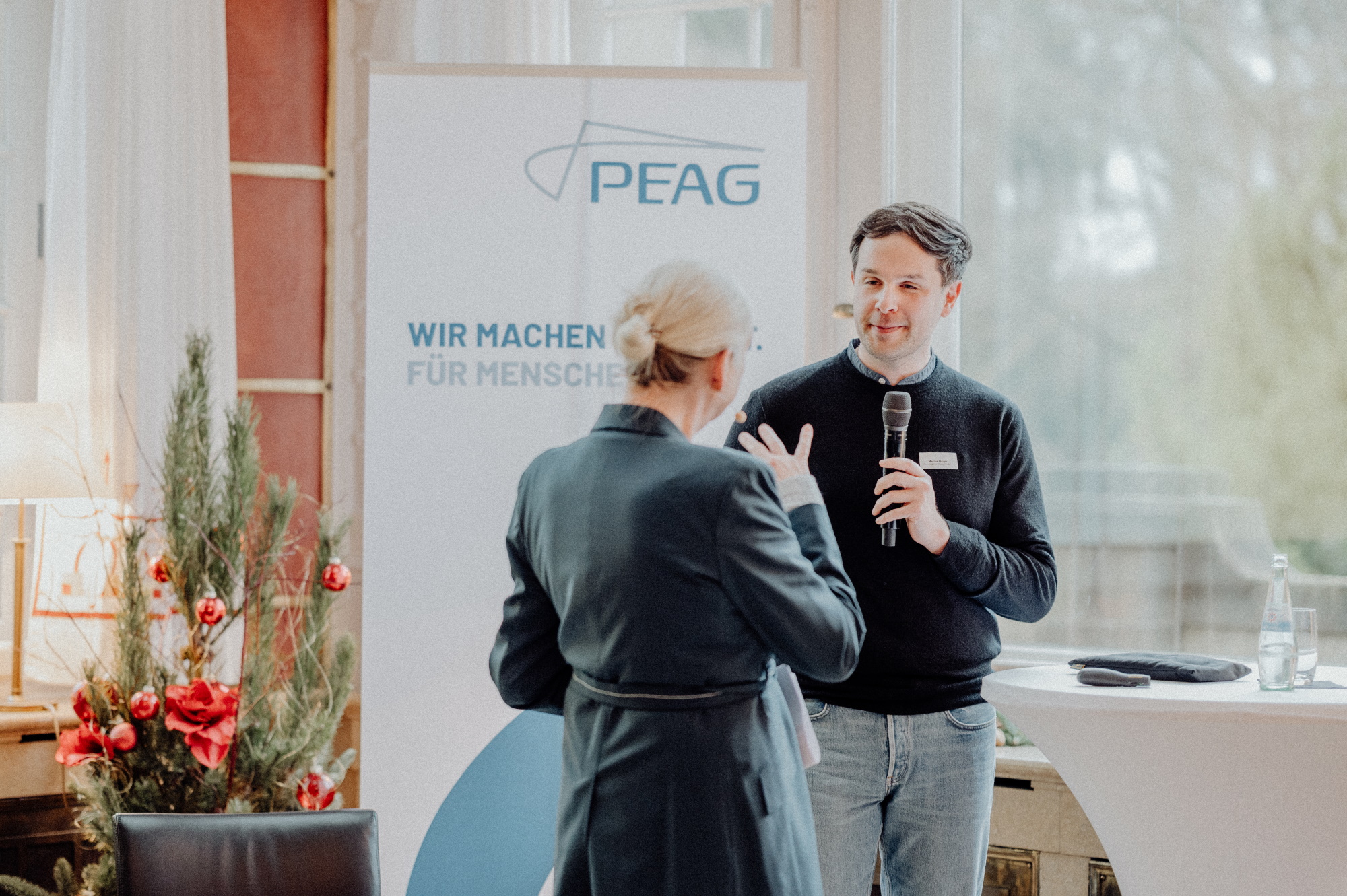 Marius Bauer, Geschäftsführer der Konvergenz Studio GmbH in München, und Moderatorin Ute Welty (Foto: Gesche Schmidt)