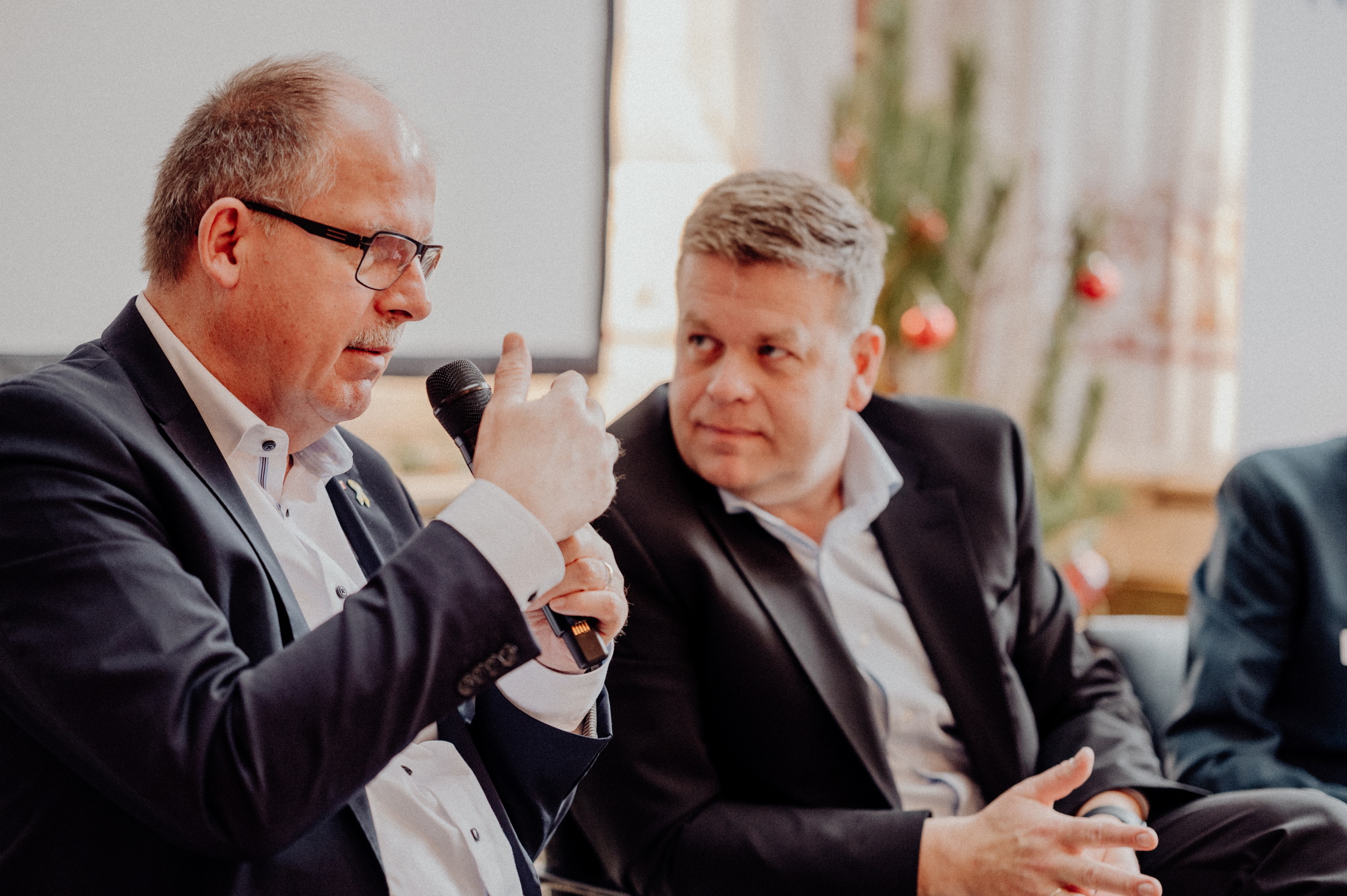 Stefan Körzell, Mitglied des DGB-Bundesvorstandes, mit Matthias Heidmeier (rechts), Staatssekretär im Ministerium für Arbeit, Gesundheit und Soziales des Landes Nordrhein-Westfalen