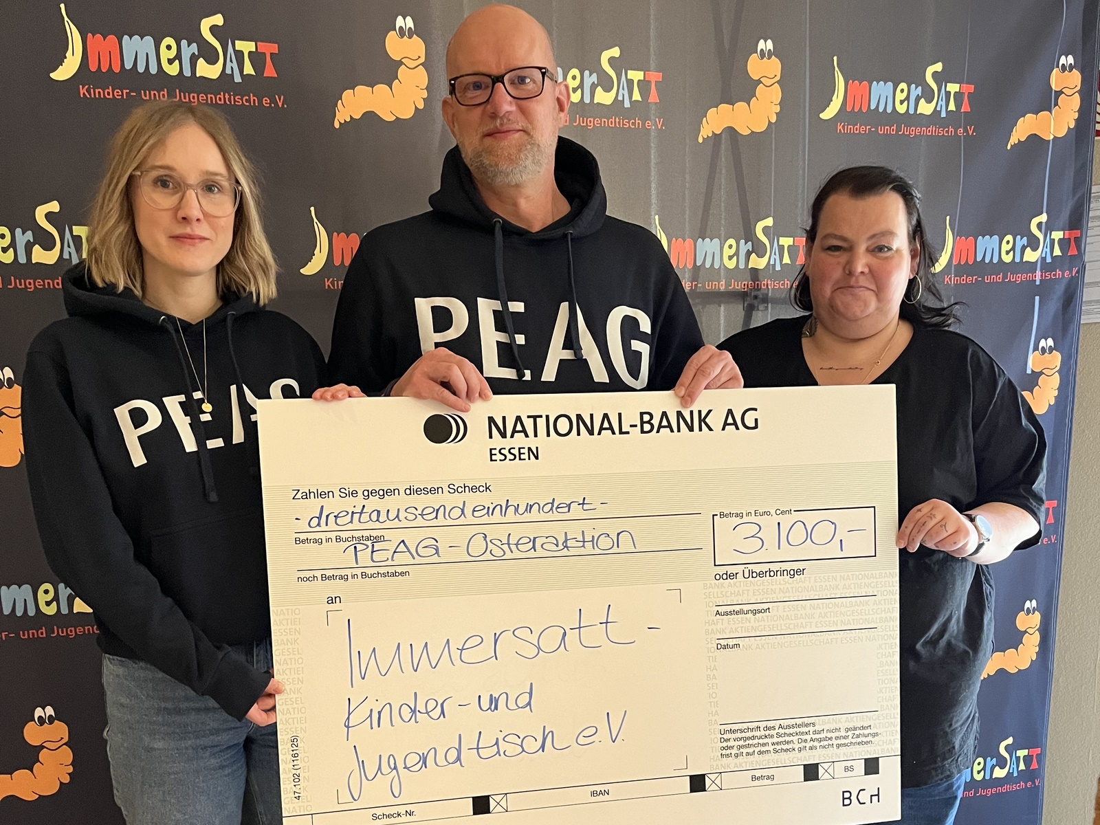 PEAG Personal spendet, die Spende übergaben an Nicole Elshoff (rechts) vom Verein "Immersatt Kinder- und Jugendtisch": Julia Wiersch, Referentin Marketing und Kommunikation, und Holger Knetsch, Mitglied der Geschäftsleitung.