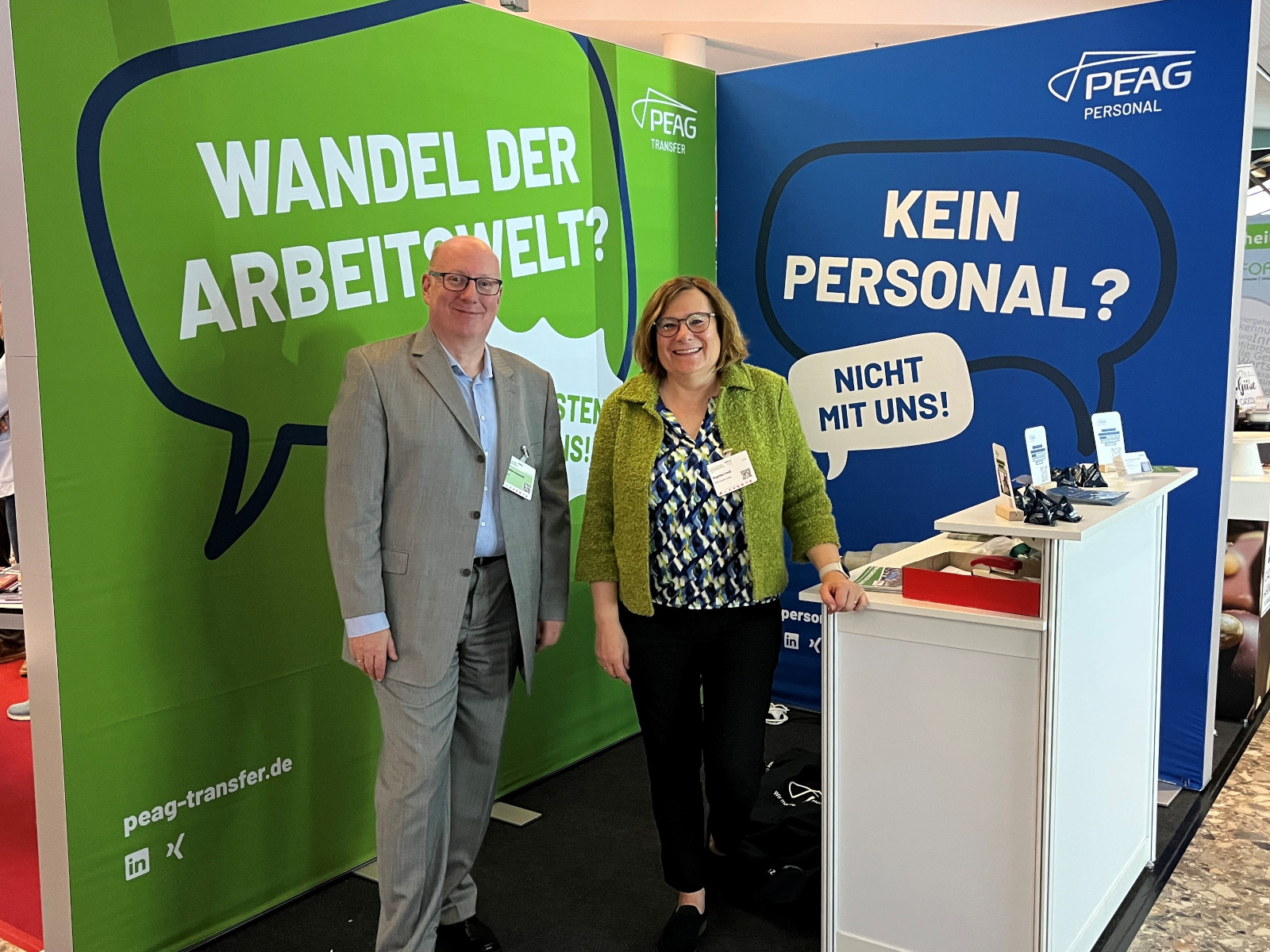 PEAG beim Deutschen Betriebsrätetag: Christian Iwanowski, Tarifsekretär der IG Metall Bezirksleitung NRW, und Angelika Preiß, Sprecherin der Geschäftsführung der PEAG Transfer GmbH