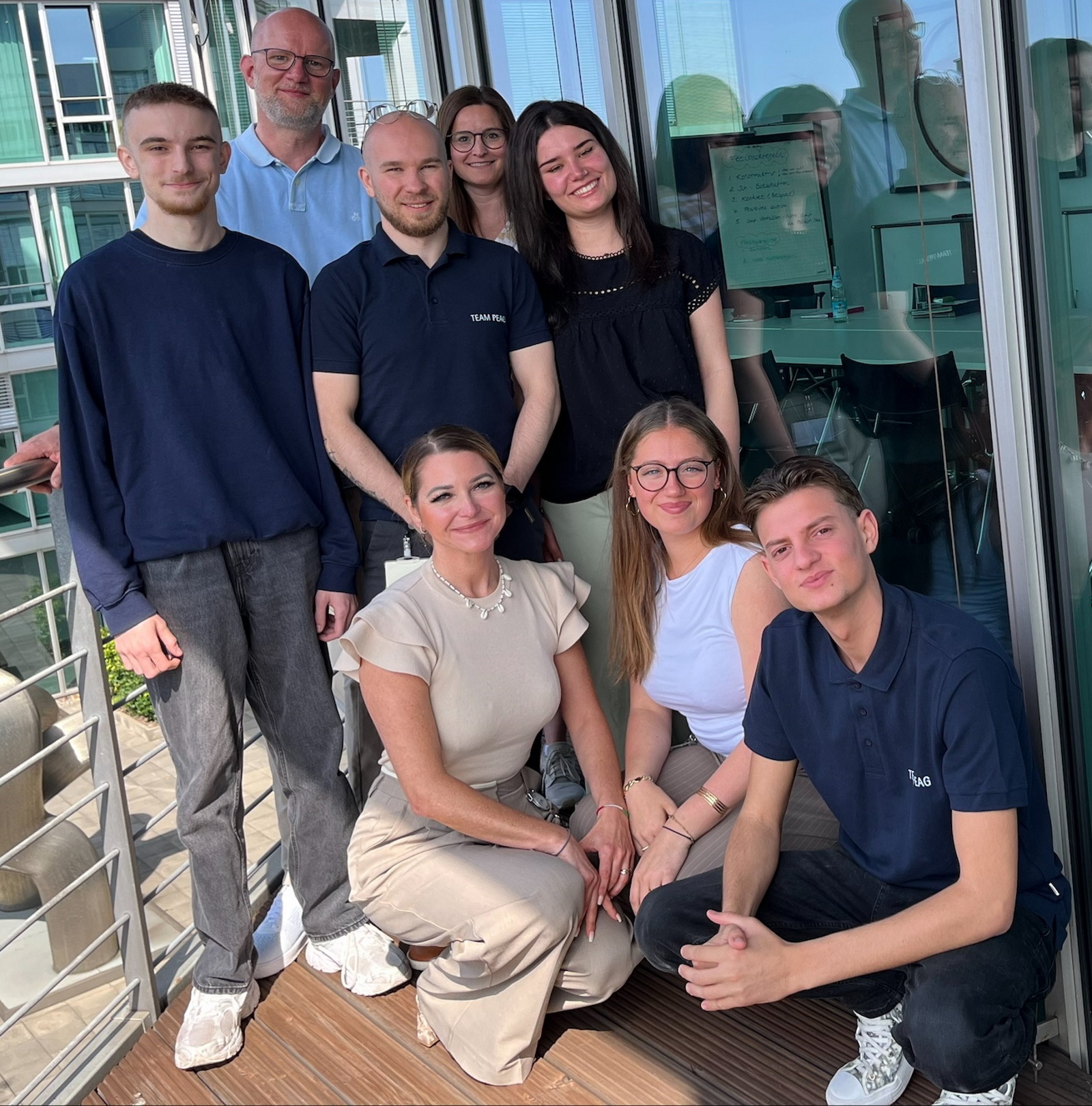 Bei PEAG Personal stand jetzt alles im Zeichen des Vertriebs – gemeinsam mit unseren Auszubildenden. Ob Kundengespräche, Beratungstrainings oder spannende Einblicke in den Vertriebsalltag: Unsere Azubis haben gezeigt, wie viel Potenzial in ihnen steckt. Mit frischen Ideen, echtem Engagement und jeder Menge Teamgeist – so sieht die Zukunft des Vertriebs aus!