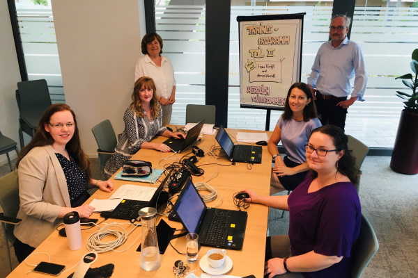 Angelika Preiß (im Bild hinten), Geschäftsführerin der PEAG Transfer GmbH, und Markus Kneidl, Leiter Transfer, mit Trainees