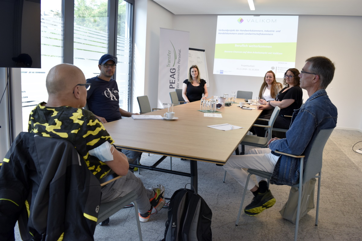 Inga Gerschon von der IHK Dortmund stellt zusammen mit Silvia Onuchukwu und Katharina Hummel von PEAG Transfer das Programm "VailKom" vor