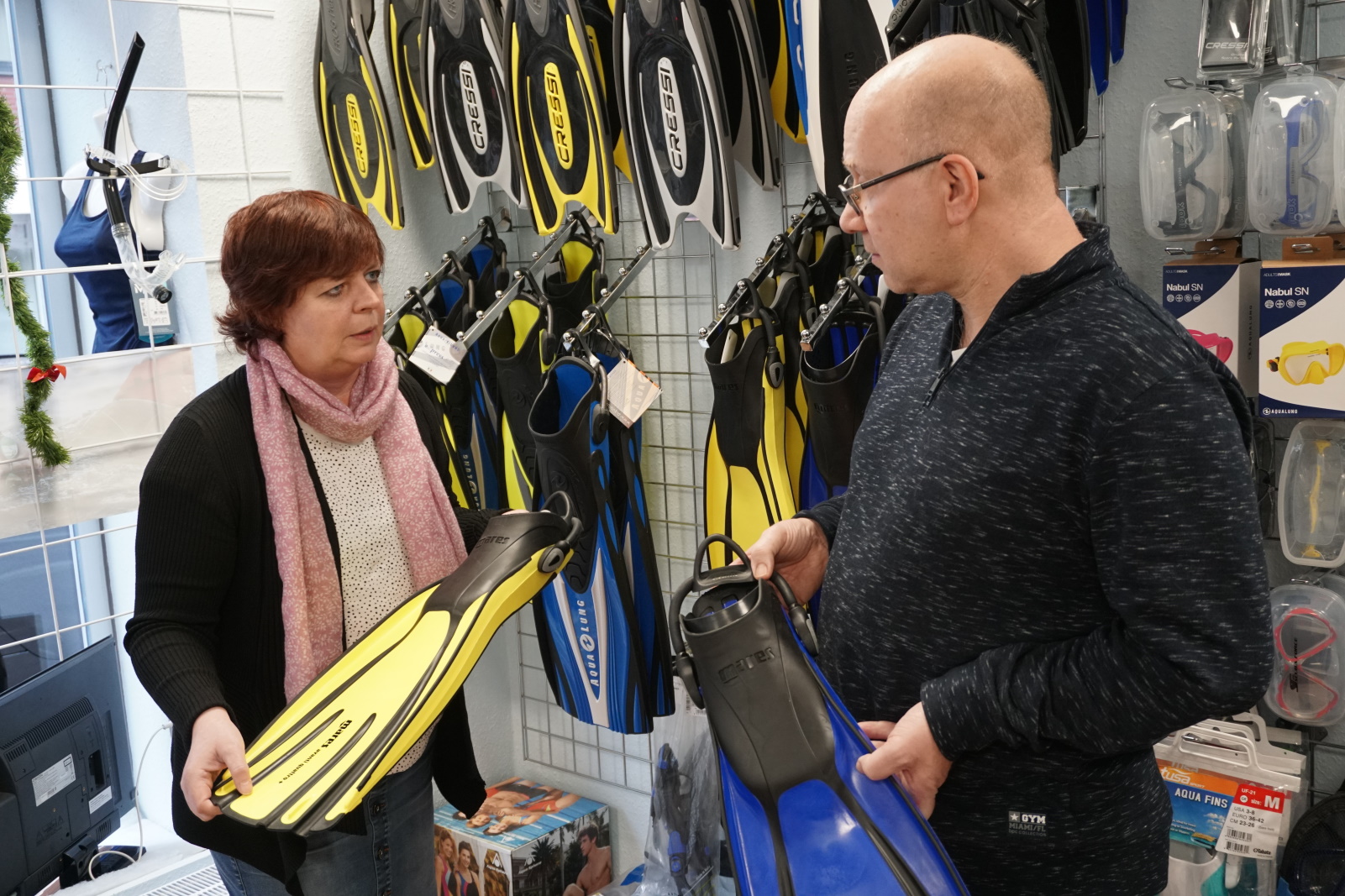 Helke Behrens, Beraterin bei der PEAG Transfer GmbH, berät Alexander Lamers bei der Gründung seiner Tauchschule