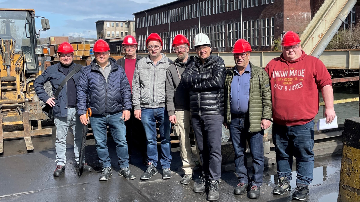 Vor dem Speed-Dating verschafften sich die Job-Suchenden einen Eindruck vom Werksgelände der Schmiedag GmbH in Hagen