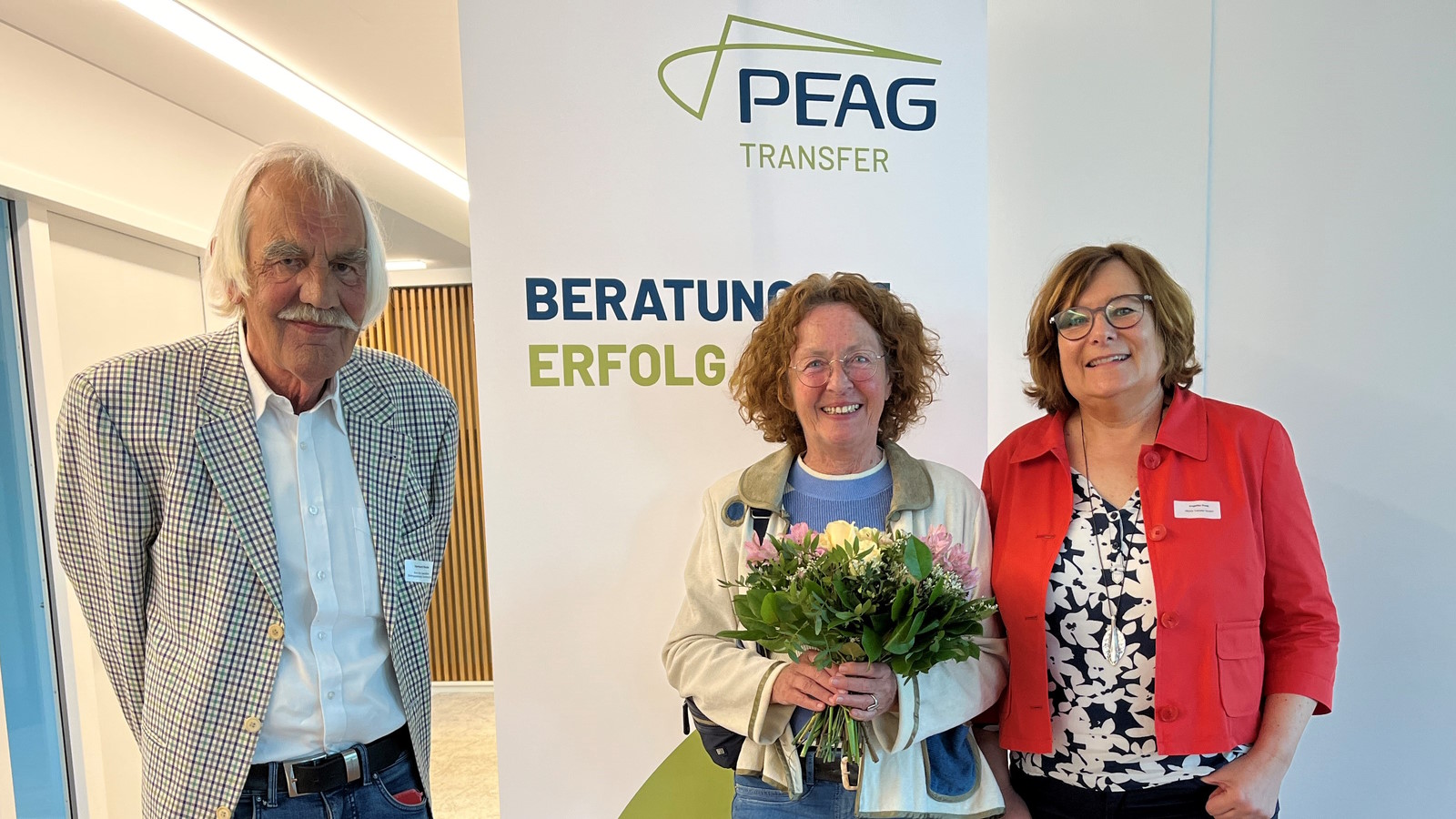Gerhard Reutter und Rosemarie Klein vom Büro für berufliche Bildungsplanung, Angelika Preiß, Sprecherin der Geschäftsführung der PEAG Transfer GmbH (von links)