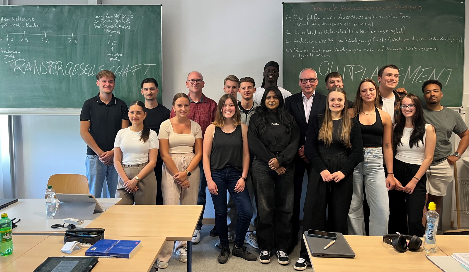 Wissen über den Beschäftigtentransfer gibt unser Leiter Transfer, Markus Kneidl, regelmäßig am Konrad-Klepping-Berufskolleg der Stadt Dortmund an den Nachwuchs weiter.