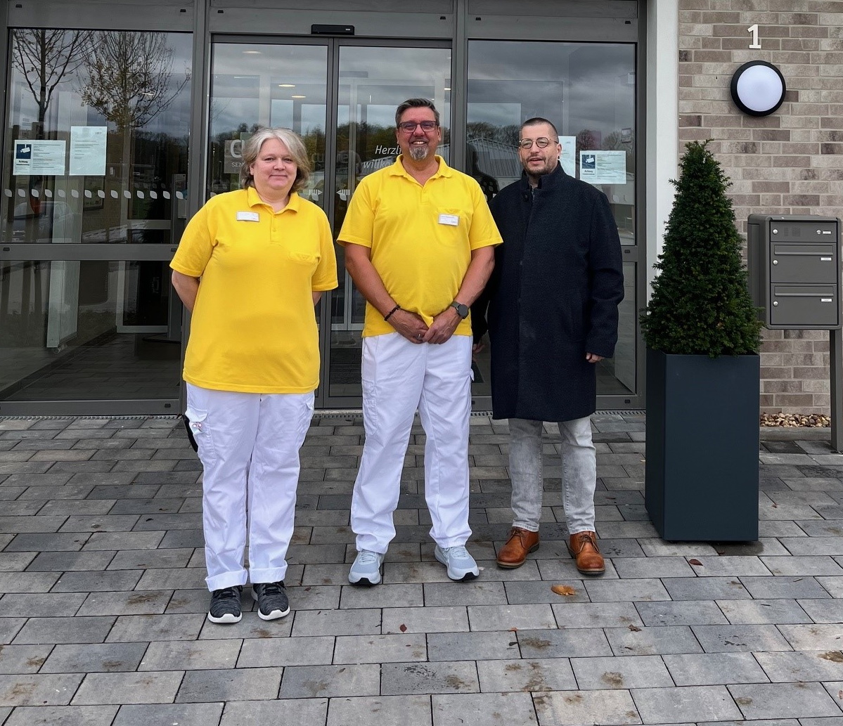von links: Betreuungskraft Tanja Hedfeld, Stefan Halverscheid und Jan Hedfeld
