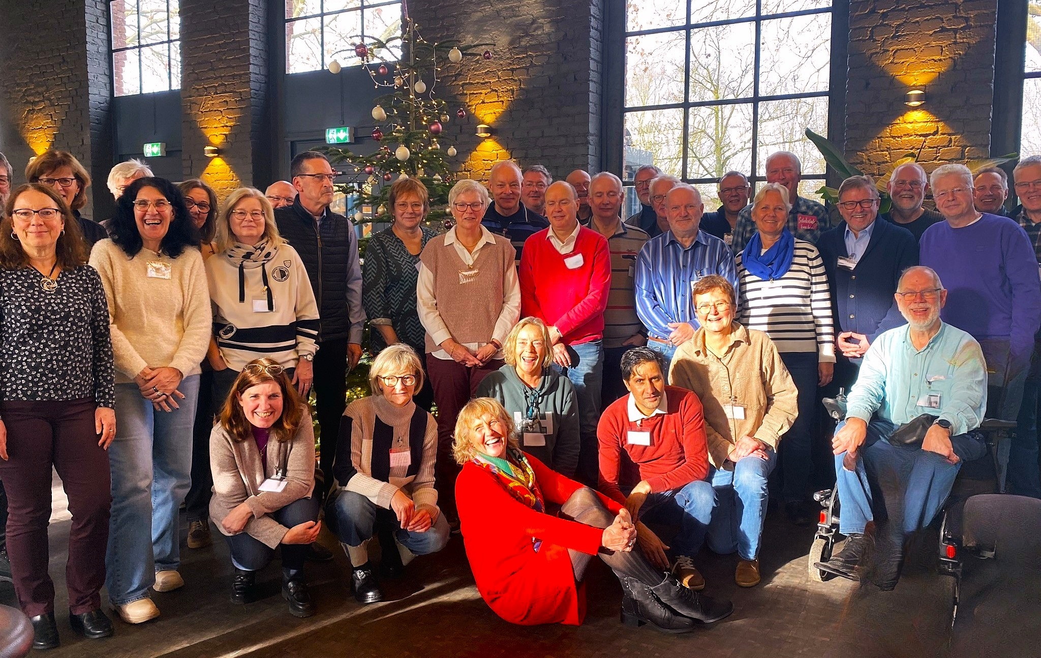 PEAG Transfer-Beraterin Gitte Harmeyer (im Vordergrund sitzend) nutzt die Weihnachtszeit, um mit Transferbeschäftigten Erfahrungen auszutauschen 