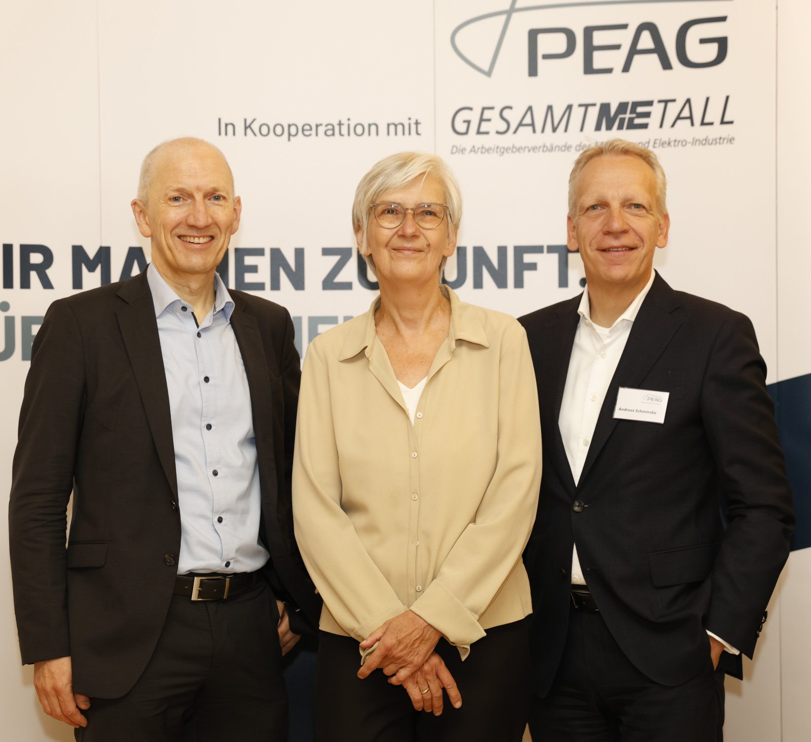 von links: Alexander Gunkel, Mitglied der Hauptgeschäftsführung der Bundesvereinigung der Deutschen Arbeitgeberverbände (BDA), Isabel Rothe, Präsidentin der Bundesanstalt für Arbeitsschutz und Arbeitsmedizin (BAuA), und Andreas Schmincke, Geschäftsführer der PEAG Holding GmbH.