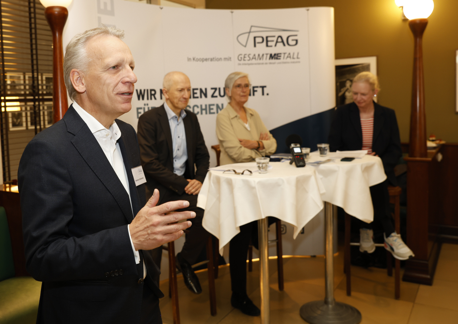 von links: Andreas Schmincke, Geschäftsführer der PEAG Holding GmbH, Alexander Gunkel, Mitglied der Hauptgeschäftsführung der Bundesvereinigung der Deutschen Arbeitgeberverbände (BDA), Isabel Rothe, Präsidentin der Bundesanstalt für Arbeitsschutz und Arbeitsmedizin (BAuA), und Moderatorin Ute Welty.