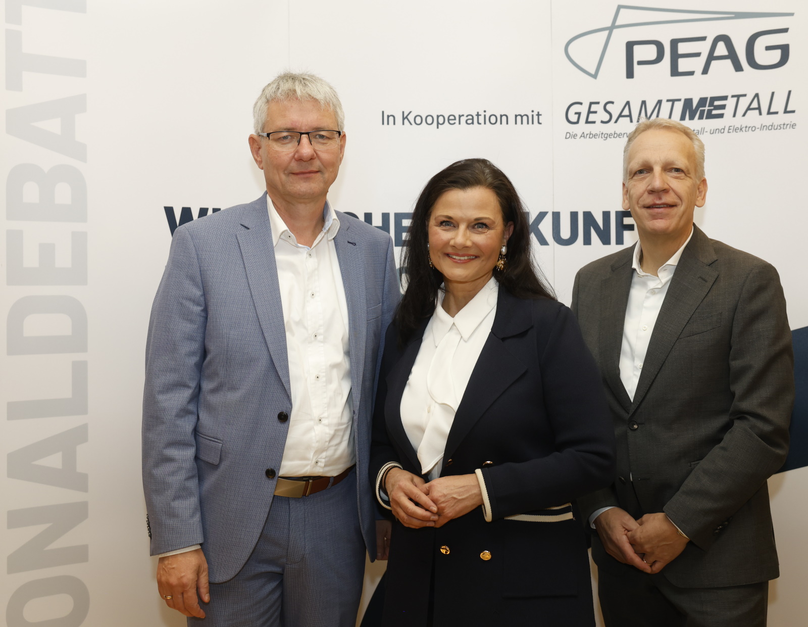 von links: Dr. Achim Dercks, stellvertretender Hauptgeschäftsführer der Deutschen Industrie- und Handelskammer (DIHK), Gitta Connemann, Parlamentarische Staatssekretärin im Bundesministerium für Wirtschaft und Energie und Beauftragte der Bundesregierung für den Mittelstand, und Andreas Schmincke, Geschäftsführer der PEAG Holding GmbH,