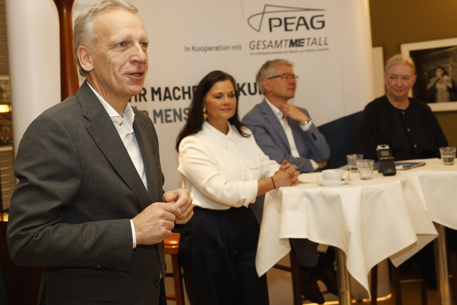 von links: Andreas Schmincke, Geschäftsführer der PEAG Holding GmbH, Gitta Connemann, Parlamentarische Staatssekretärin im Bundesministerium für Wirtschaft und Energie und Beauftragte der Bundesregierung für den Mittelstand, Dr. Achim Dercks, stellvertretender Hauptgeschäftsführer der Deutschen Industrie- und Handelskammer (DIHK), und Moderatorin Ute Welty